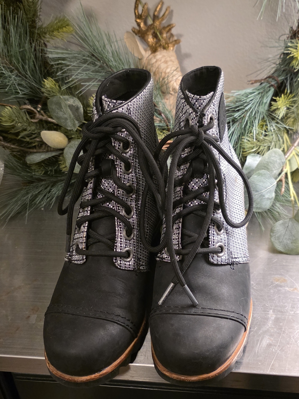 MOVING SALE Sorel Black and Gray Lace-Up Boots - Picture 2 of 4